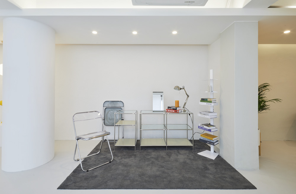 白色梦幻 | 20 平米迷你衣帽间的优雅设计-8