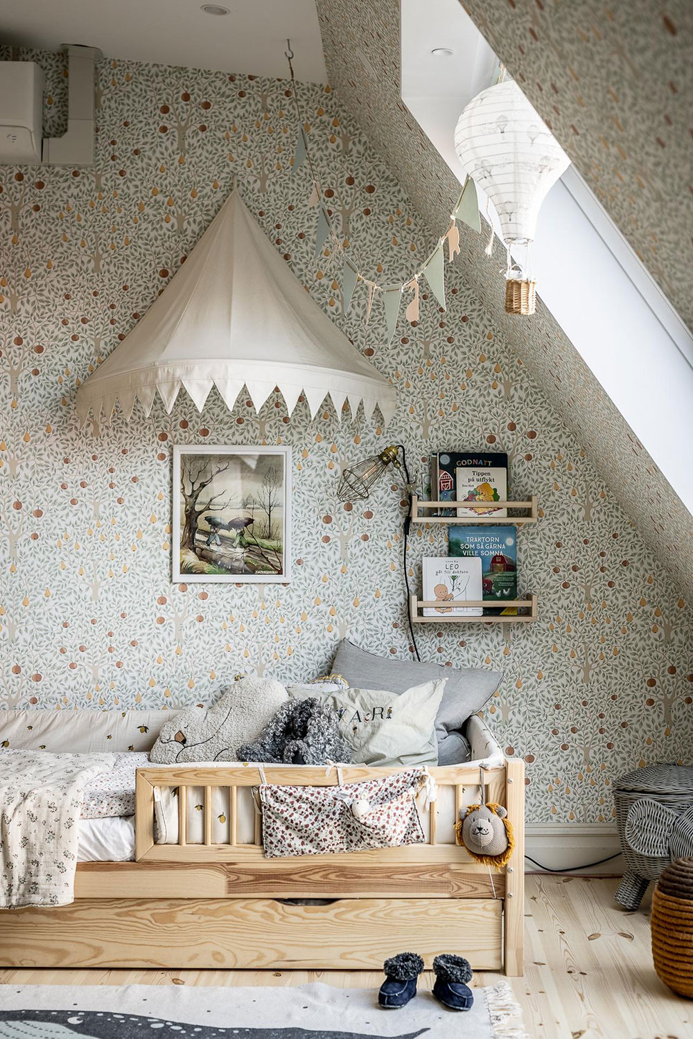 瑞典独特公寓设计，阁楼卧室墙纸亮点-33