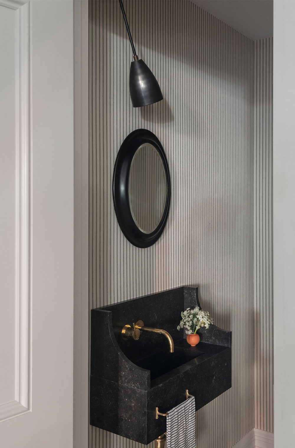 纽约西村历史悠久的褐石建筑的优雅改造-13