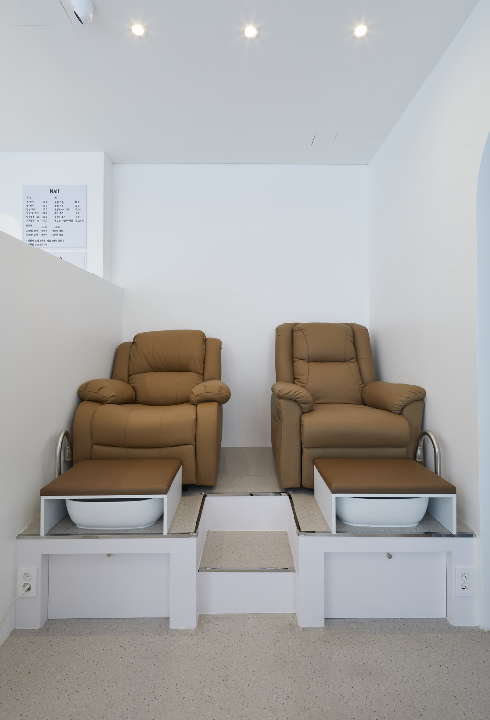 15 坪美妆店，现代白色调的精致空间-13