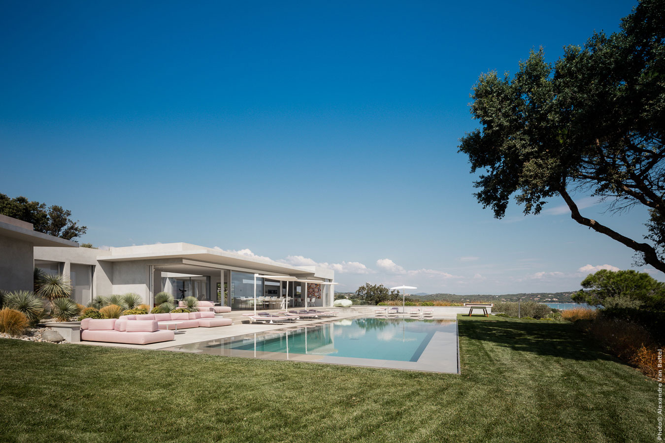 法国 Ramatuelle 现代住宅 | 玻璃墙、游泳池、艺术装饰-2