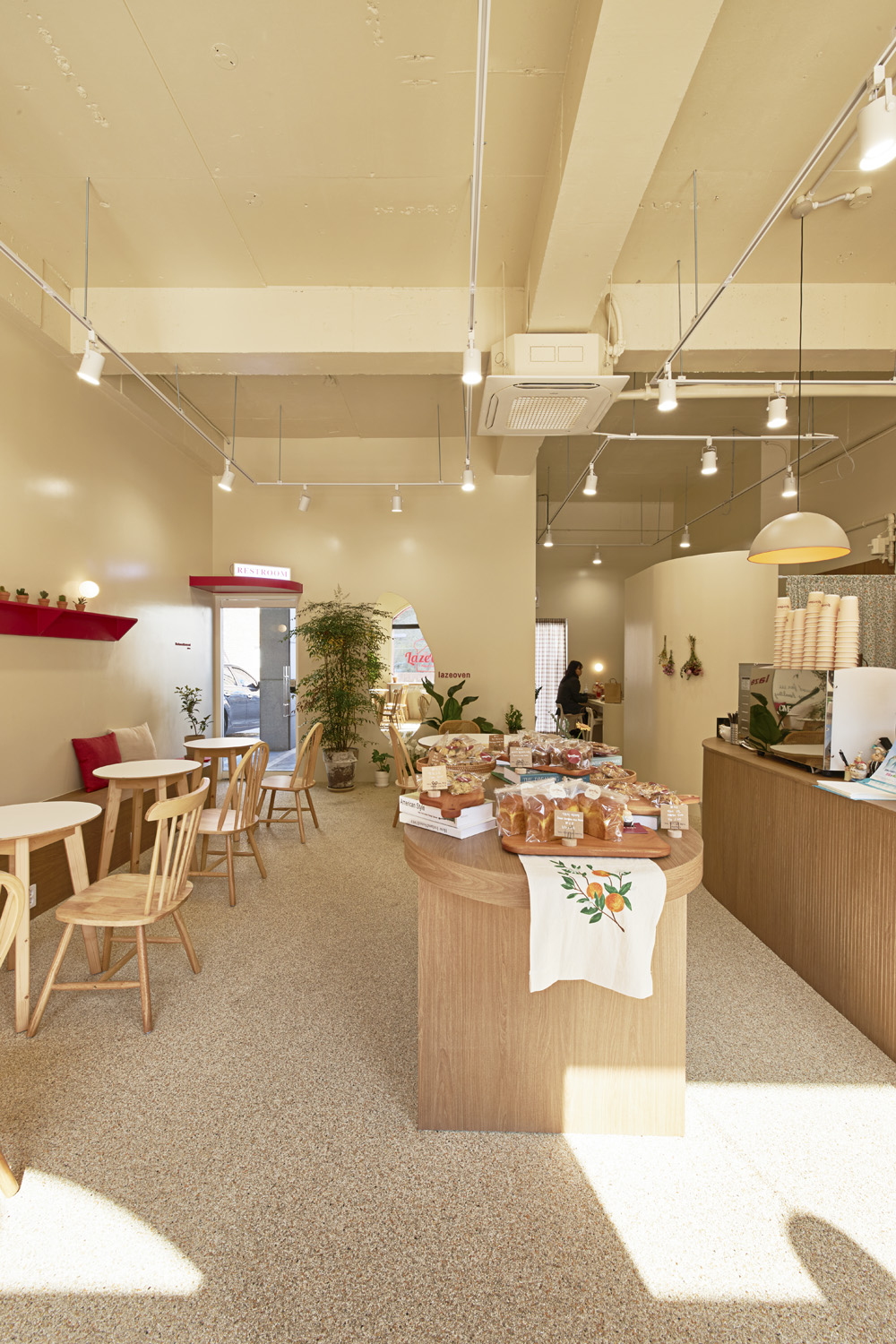 魅力无限的白色木纹 | 莱兹奥凡的 22 平米小型咖啡厅设计-11