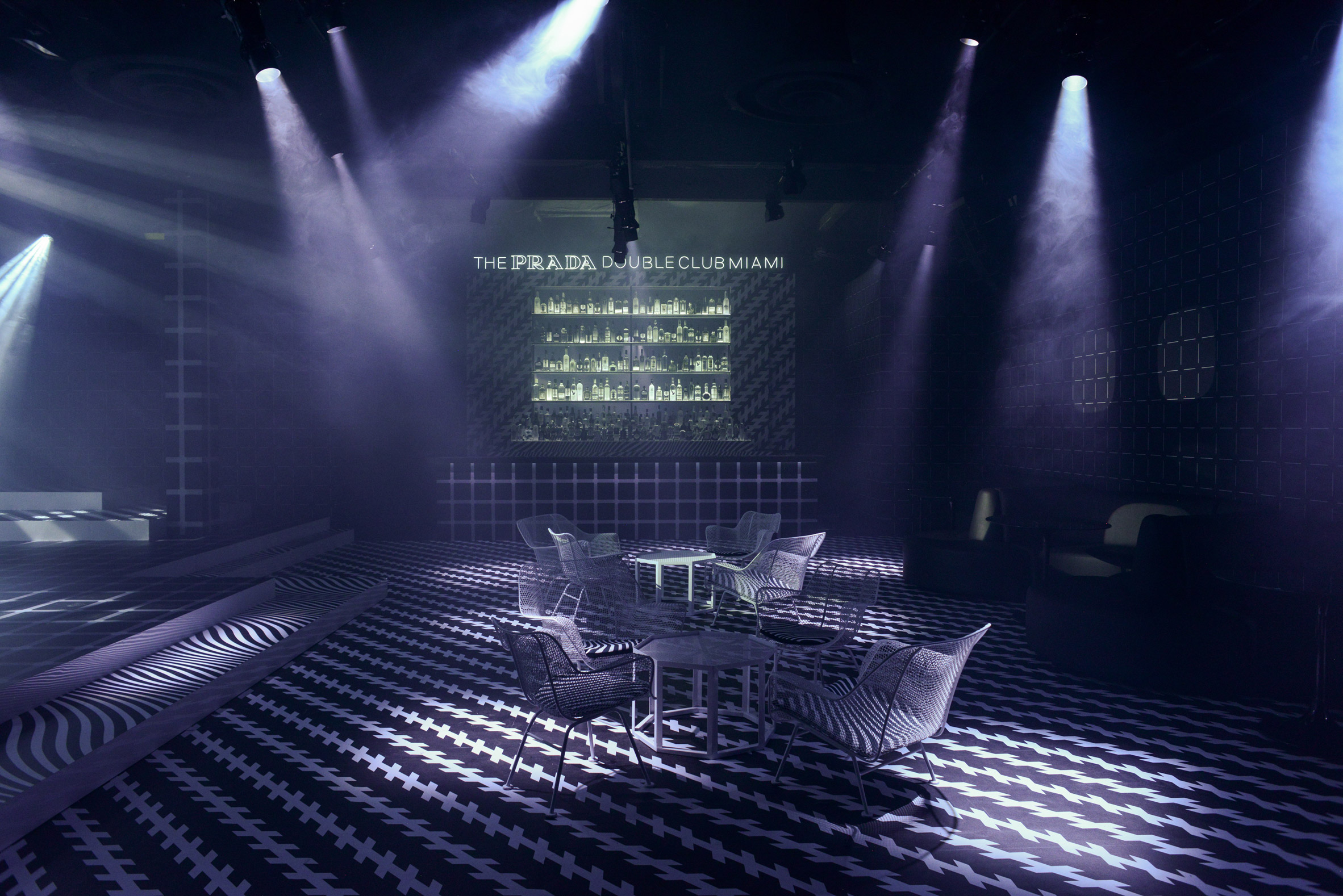 迈阿密普拉达双面夜总会,室内外空间对比鲜明-6