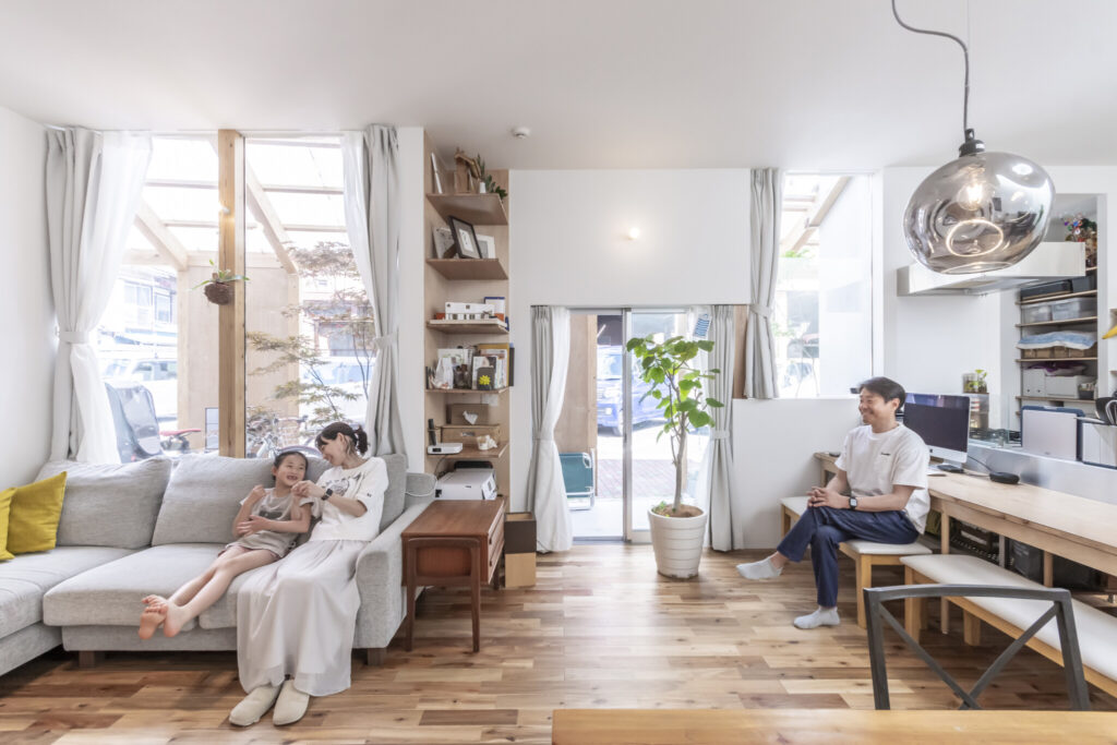 気軽に外と行き来できる鍵形の家　外へと開いた明るい空間で暮らす | Architecture | 100%LiFE-13