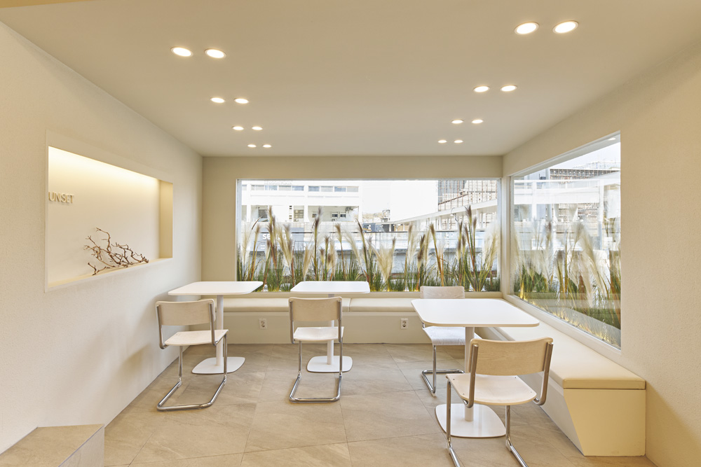 白色与木纹的优雅融合 | 15 坪小空间的精美咖啡厅设计-7