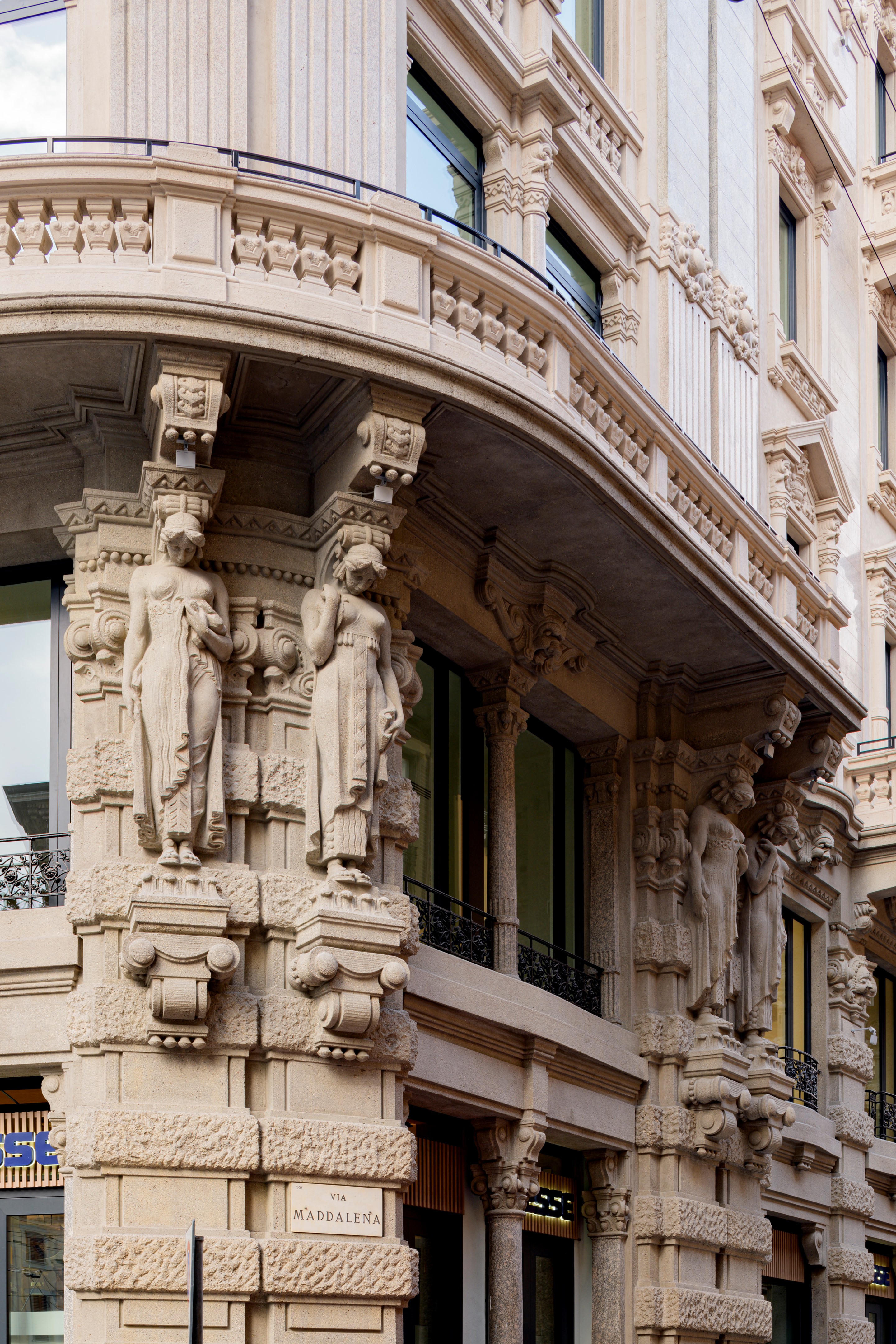 The Angle | 米兰心脏地带的 Liberty 风格复古建筑重生-52