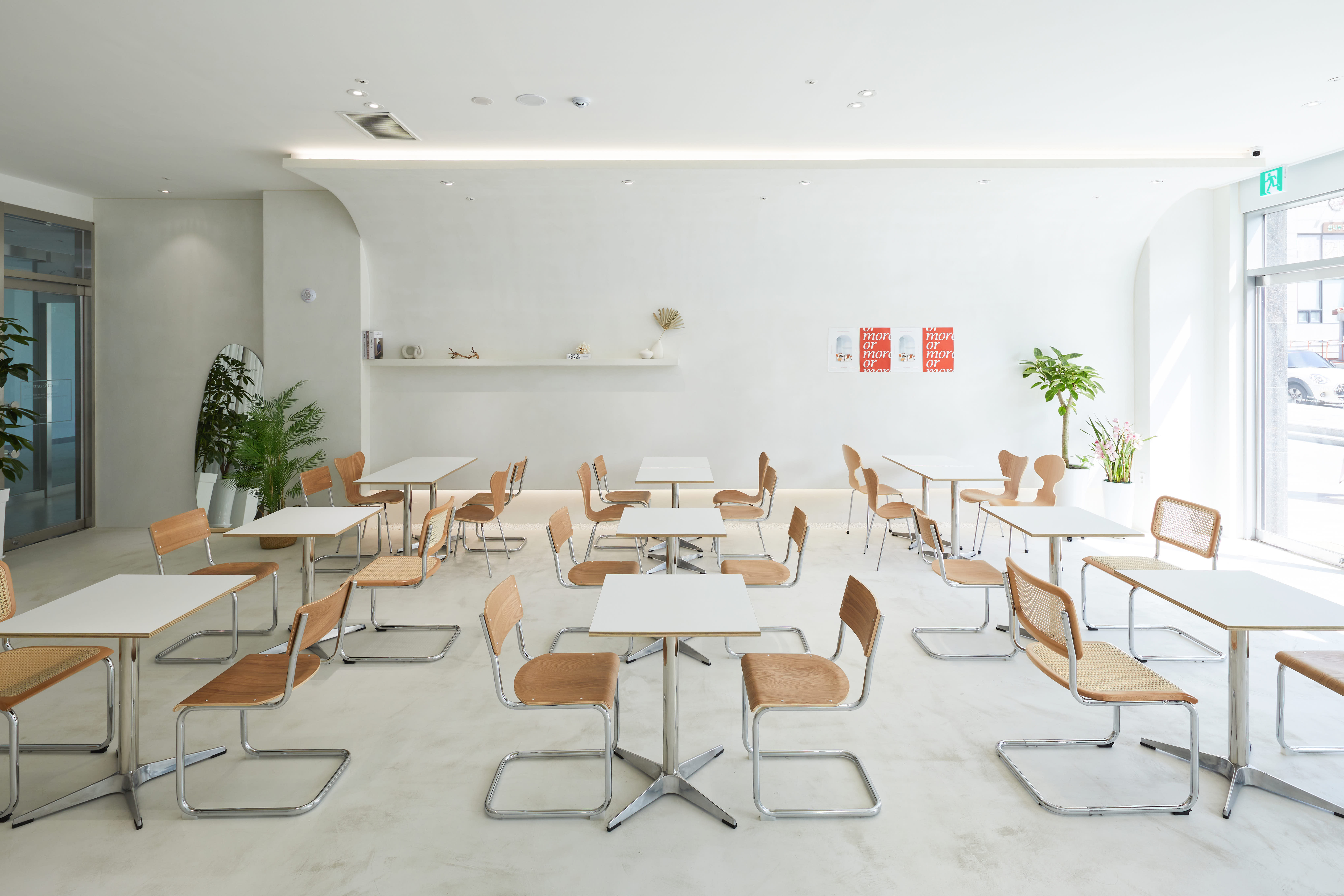 白色梦幻，33 平米咖啡厅的极致设计-11