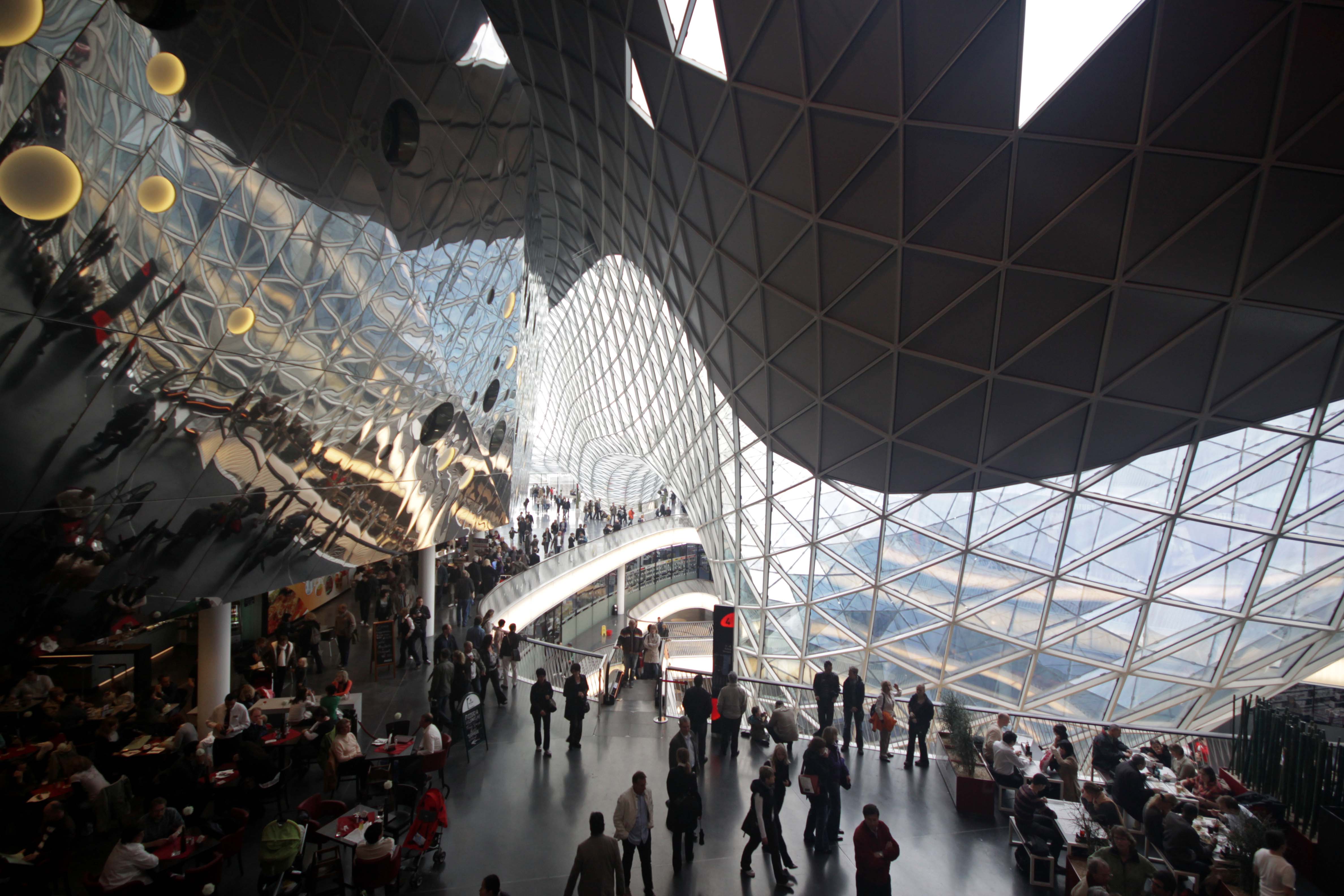 Frankfurt MyZeil 购物中心的空中河流设计-42