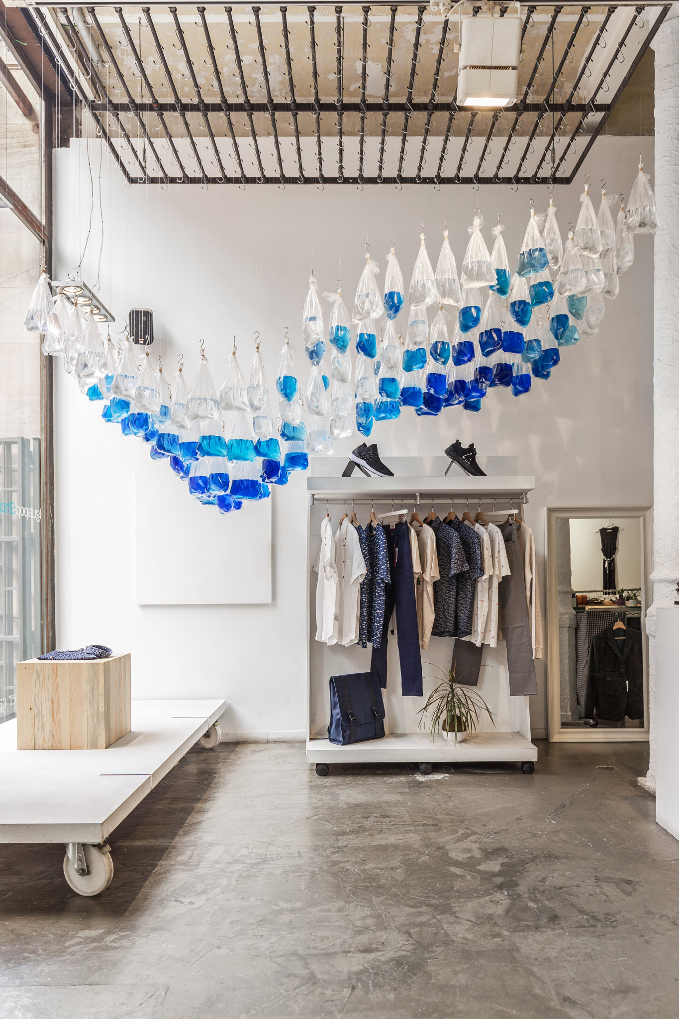 Liquid Modernity | Shopwindow for Olow in the IguapopShop store-7