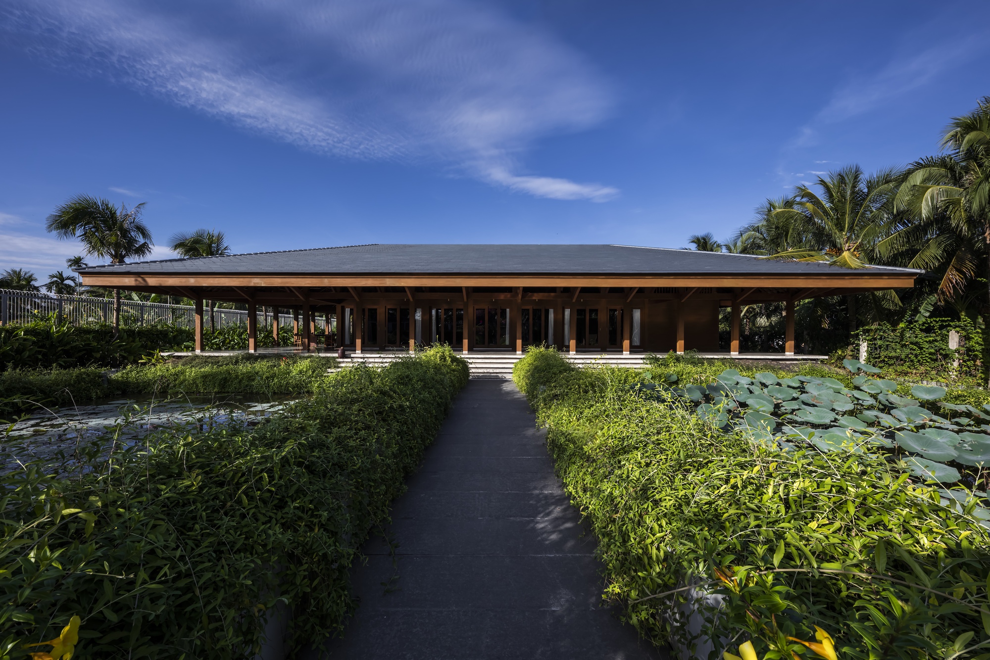 Ben Tre Buddhist Temple & Ancestral Hall / VTN Architects (Vo Trong Nghia Architects)-12