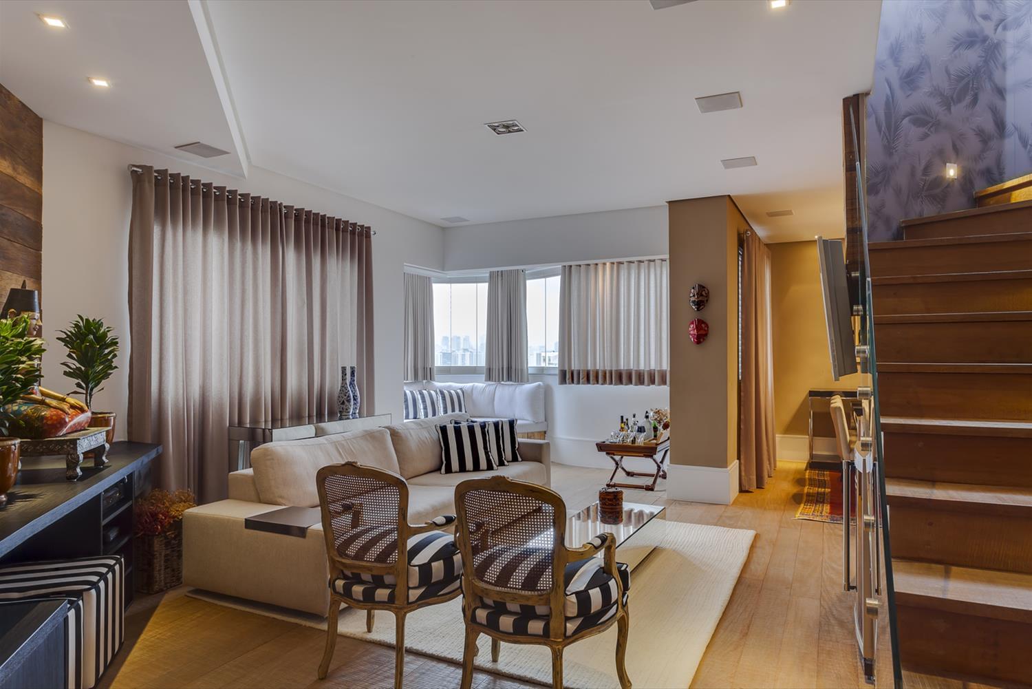 巴西圣保罗 350 平米现代公寓,木质与玻璃的精致细节-2