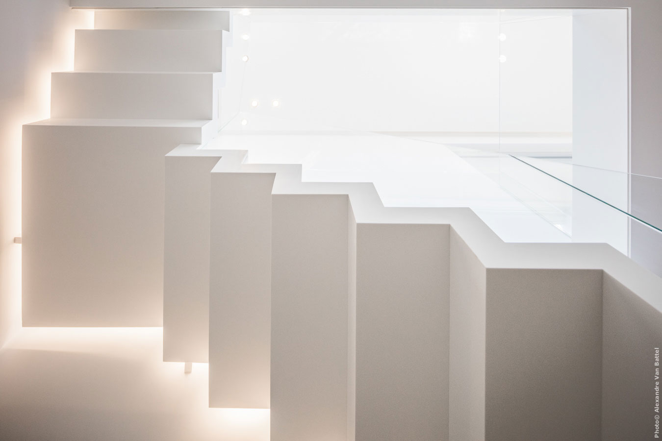 法国 Ramatuelle 现代住宅 | 玻璃墙、游泳池、艺术装饰-16