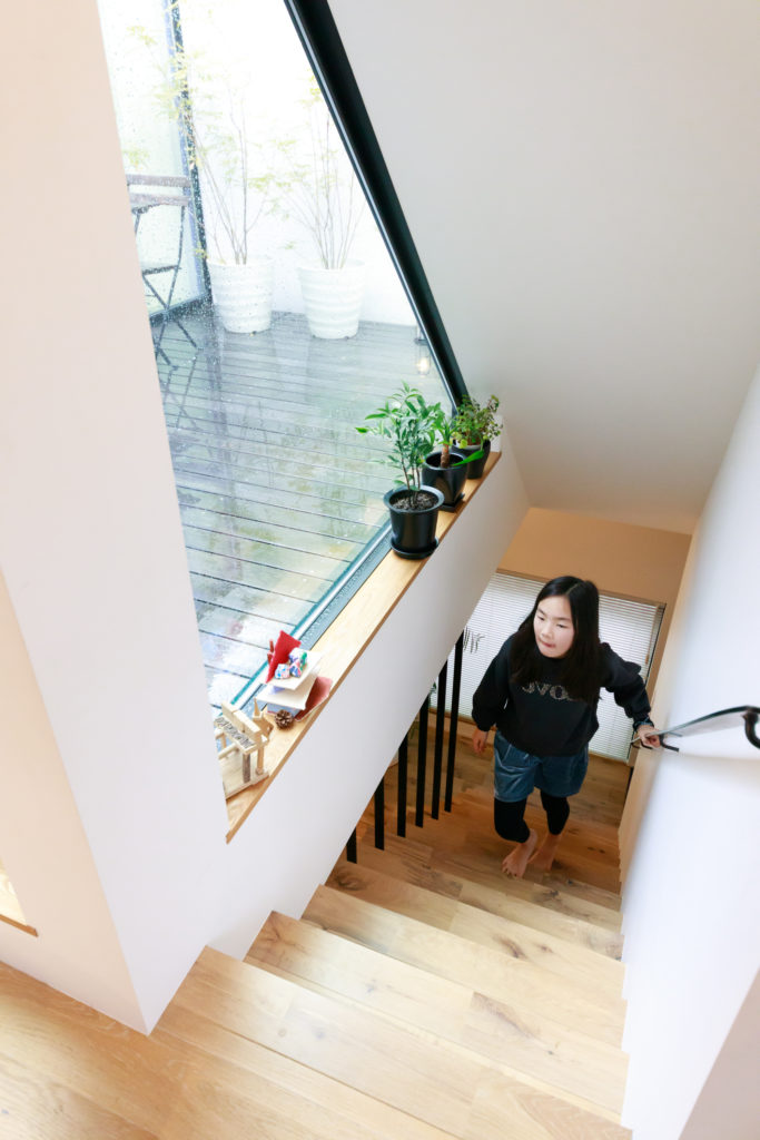 開放感とプライバシーを両立すみずみまで陽光が行き渡る光庭が導く心地よい空間 | Architecture | 100%LiFE-9