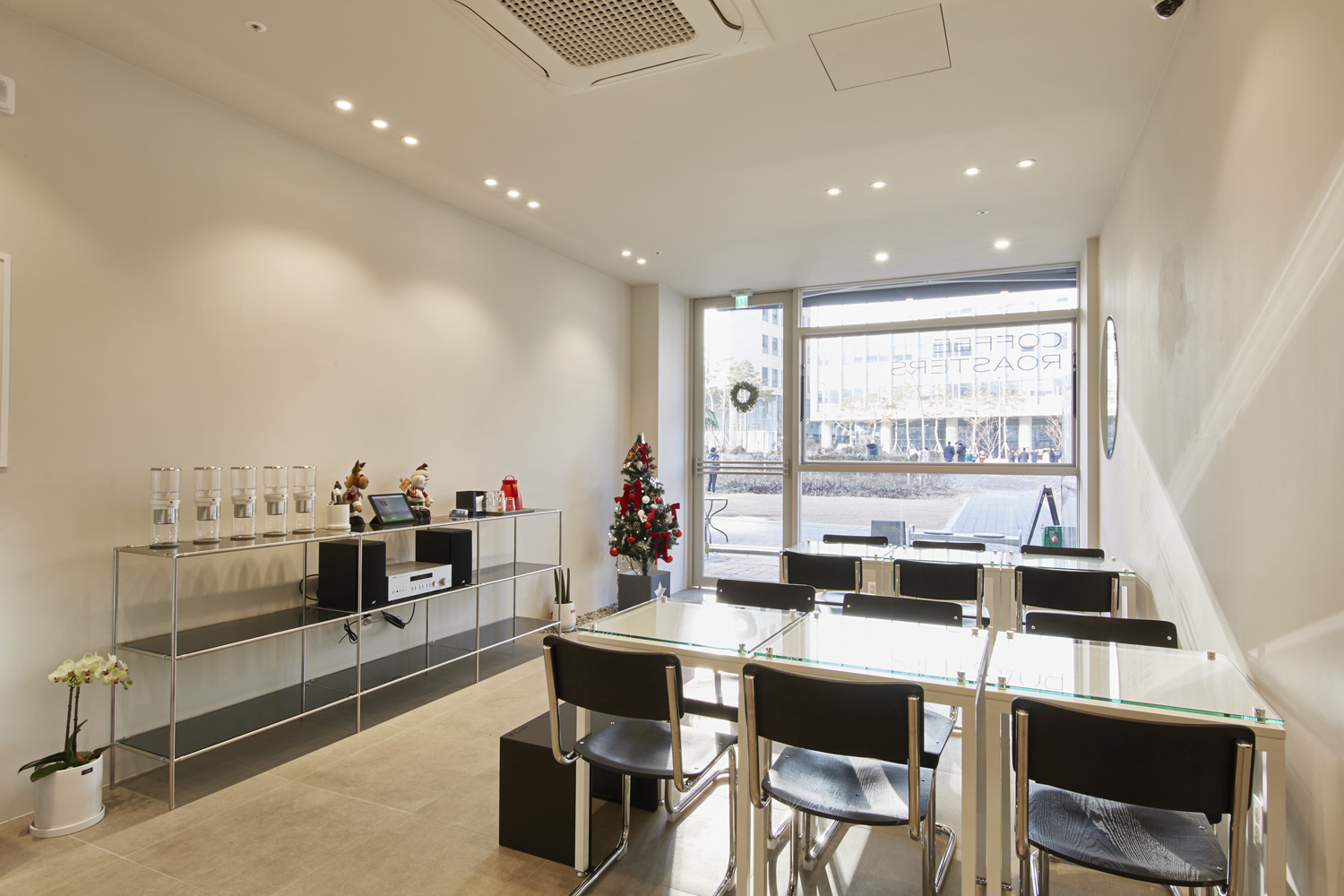 13 平米极简咖啡厅 | 小空间的大设计-7