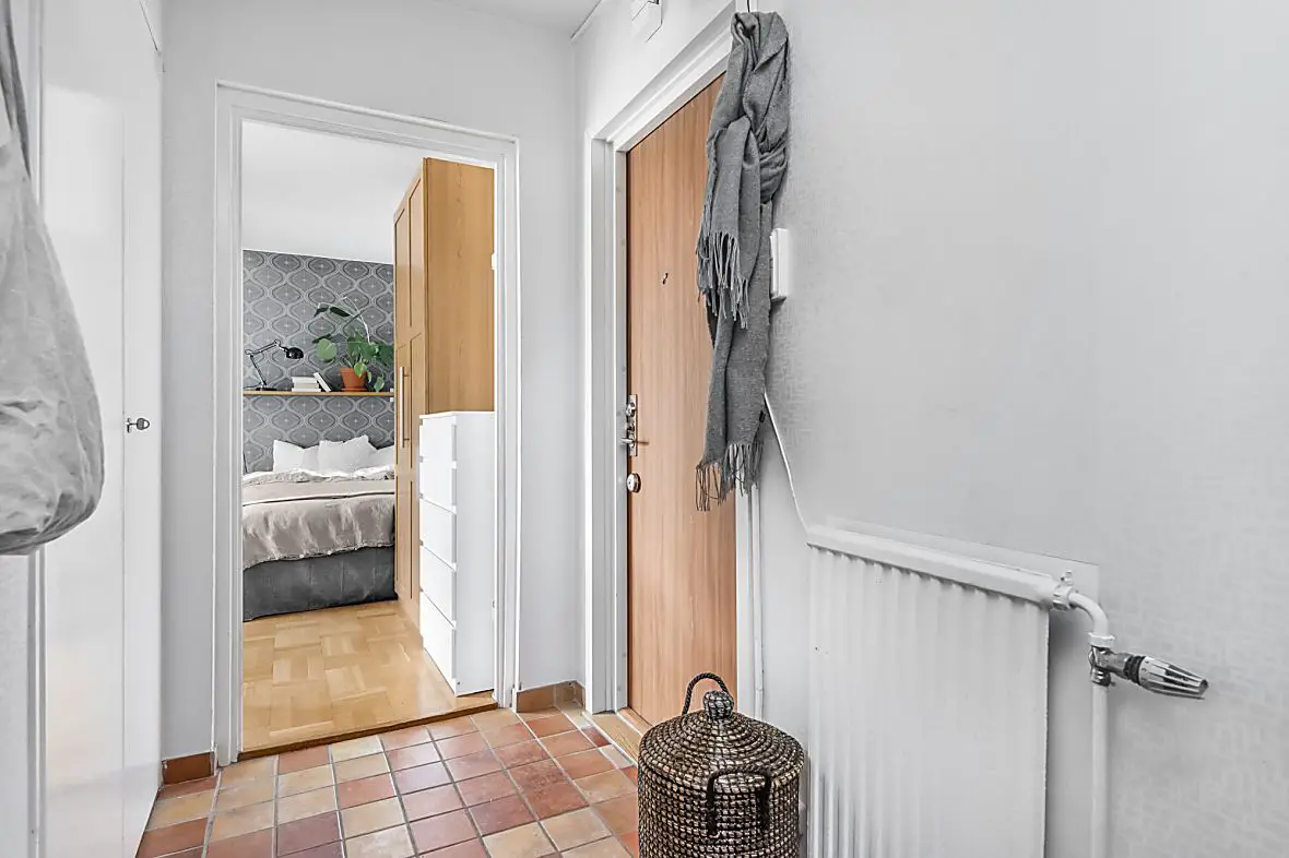 28 平米灰色系公寓，用图案壁纸与藤编家具营造温馨时尚空间-11