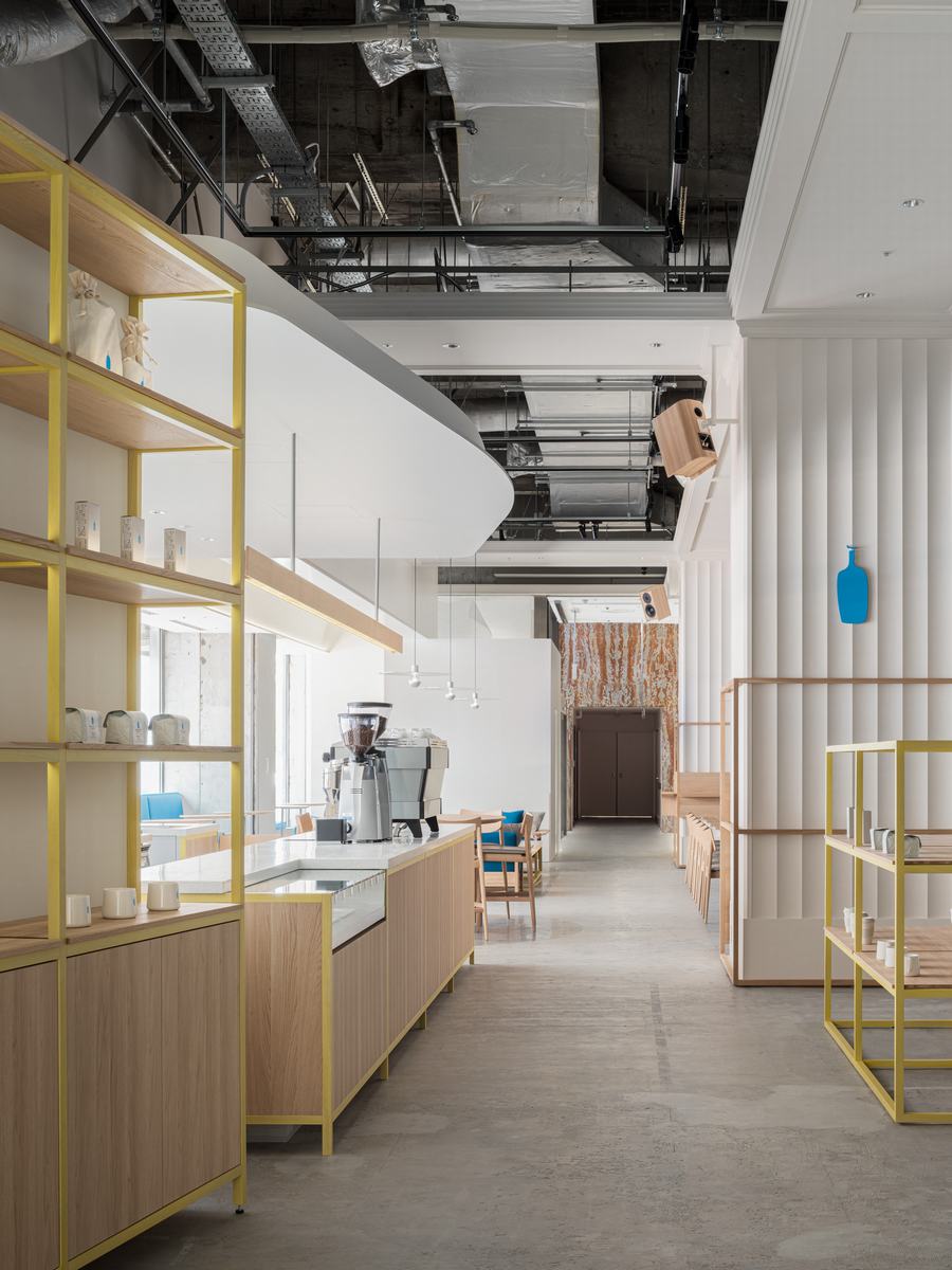 探索神户蓝瓶咖啡店:Blue Bottle Coffee Hankyu神户店设计揭秘 - 米尚丽零售设计网 MISUNLY- 美好品牌店铺空间发现者-3