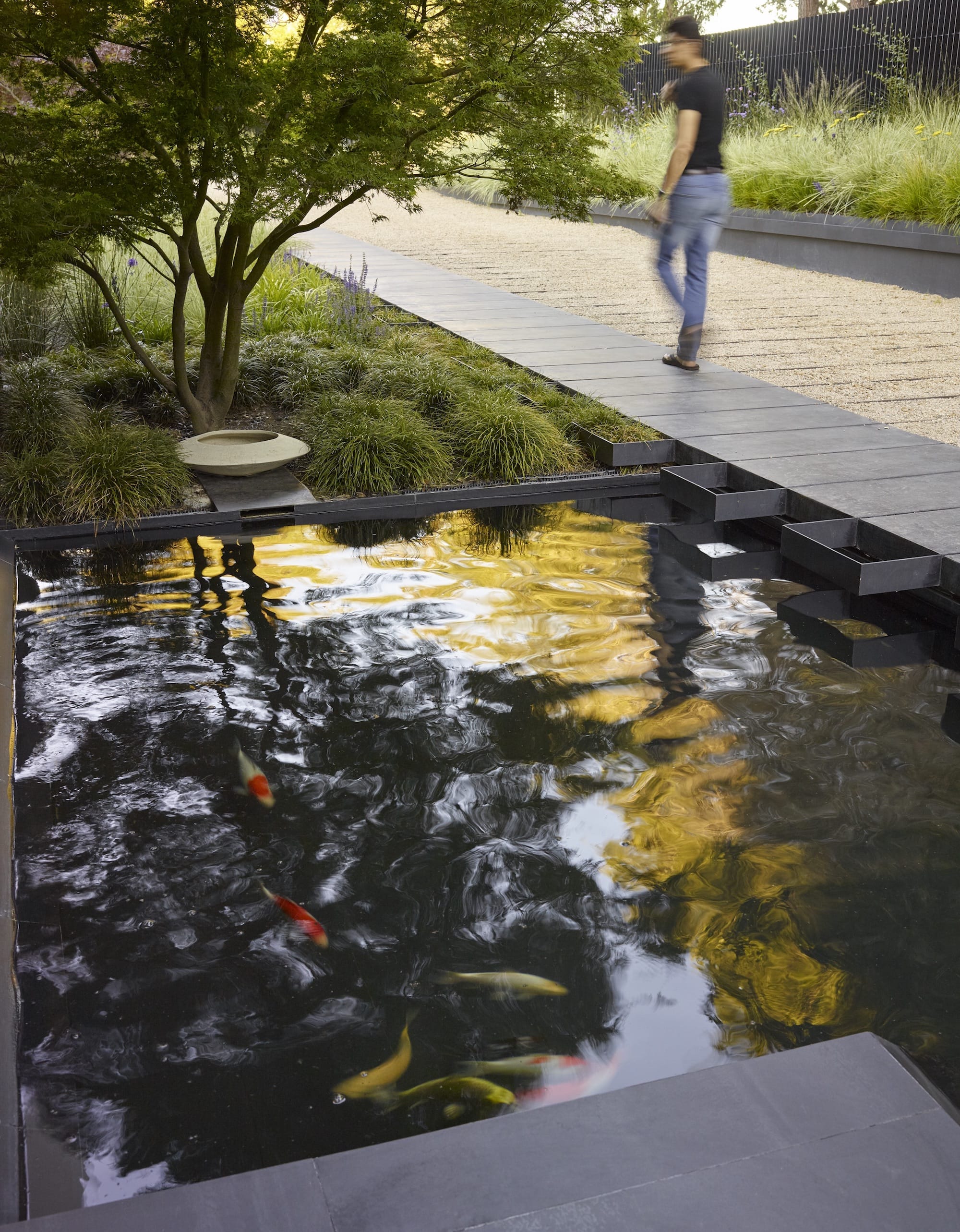 加州洛斯阿尔托斯山现代住宅，钢木交织的多功能户外空间-13