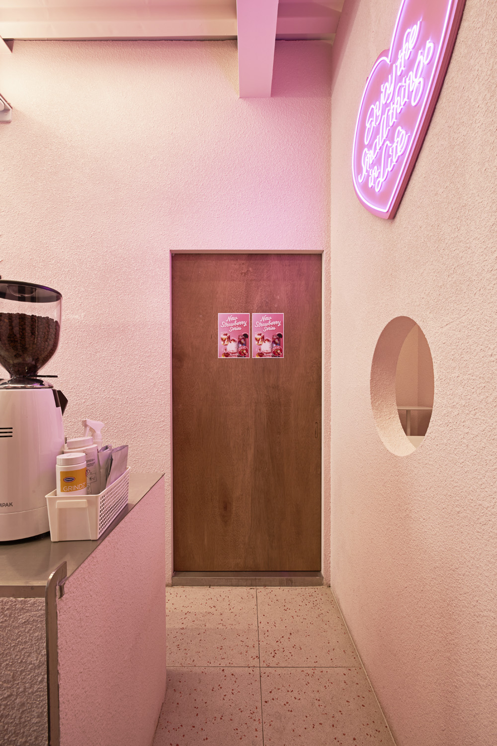 粉色调的 55 度果汁店 | 温馨与潮流的完美融合-15