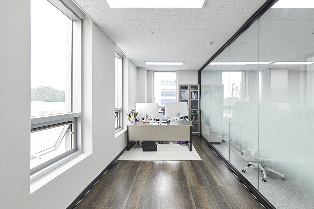 简约白调办公空间 展现极致美感-8
