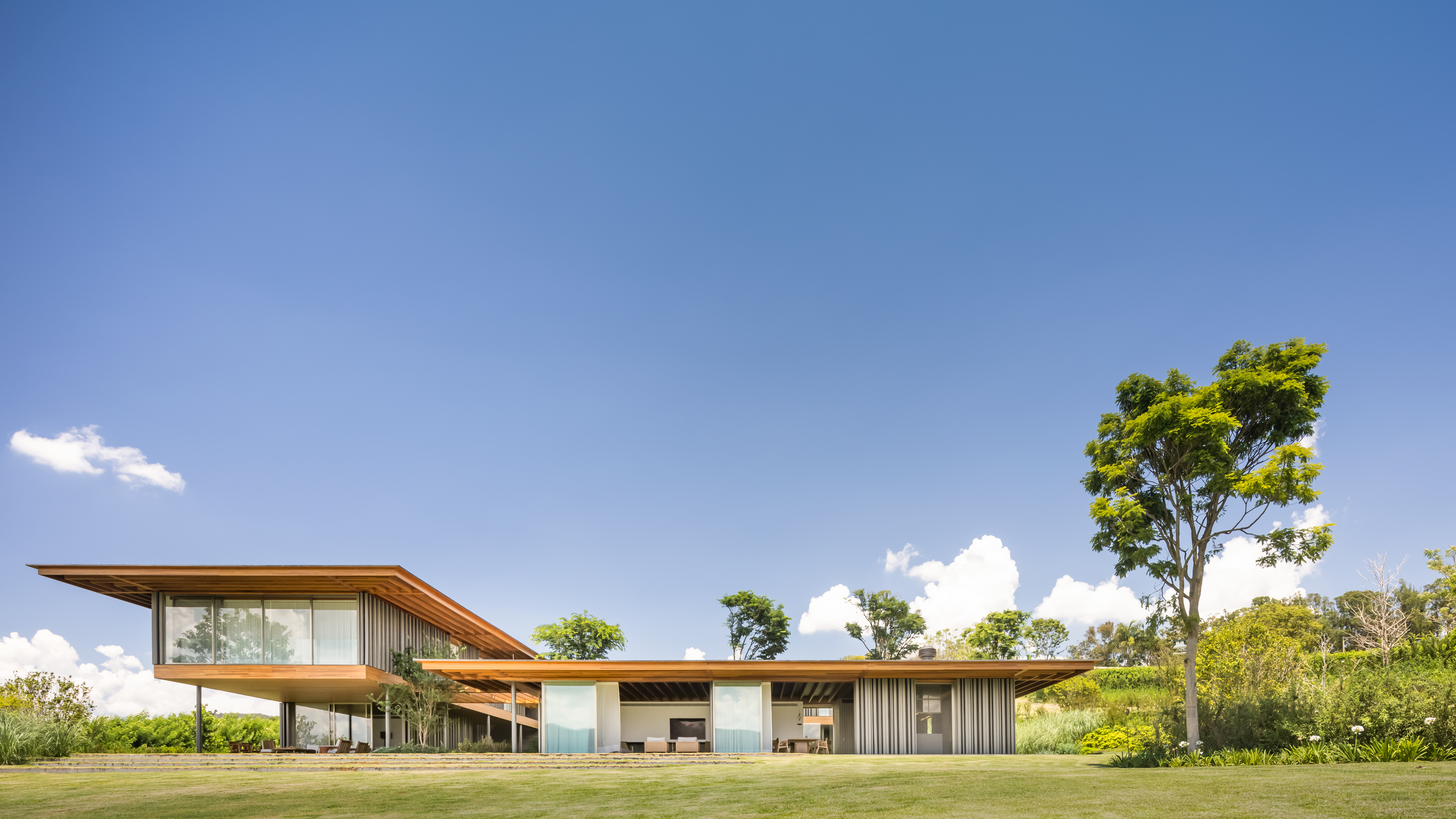 多重上市服务房源（的房屋）

注：MLS是Multiple Listing Service的缩写，即多重上市服务，是一种房地产行业的房源共享系统所以MLS House指纳入该系统里挂牌待售的房屋   丨Cape VerdePaul-50