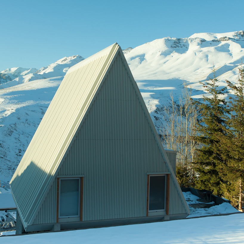 智利 A 字形尖顶别墅 | 山地建筑的简约之美-19