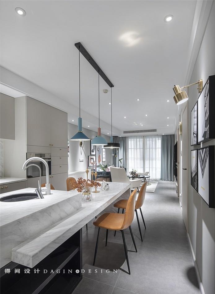 无主灯设计客厅，品味轻复古沙发与西厨空间-30