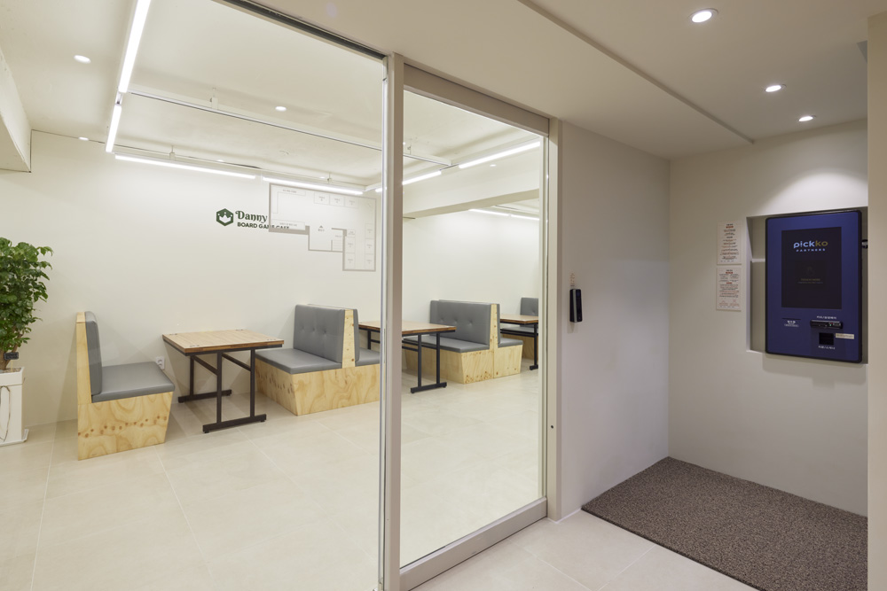 25 平米极简游戏咖啡厅设计-13