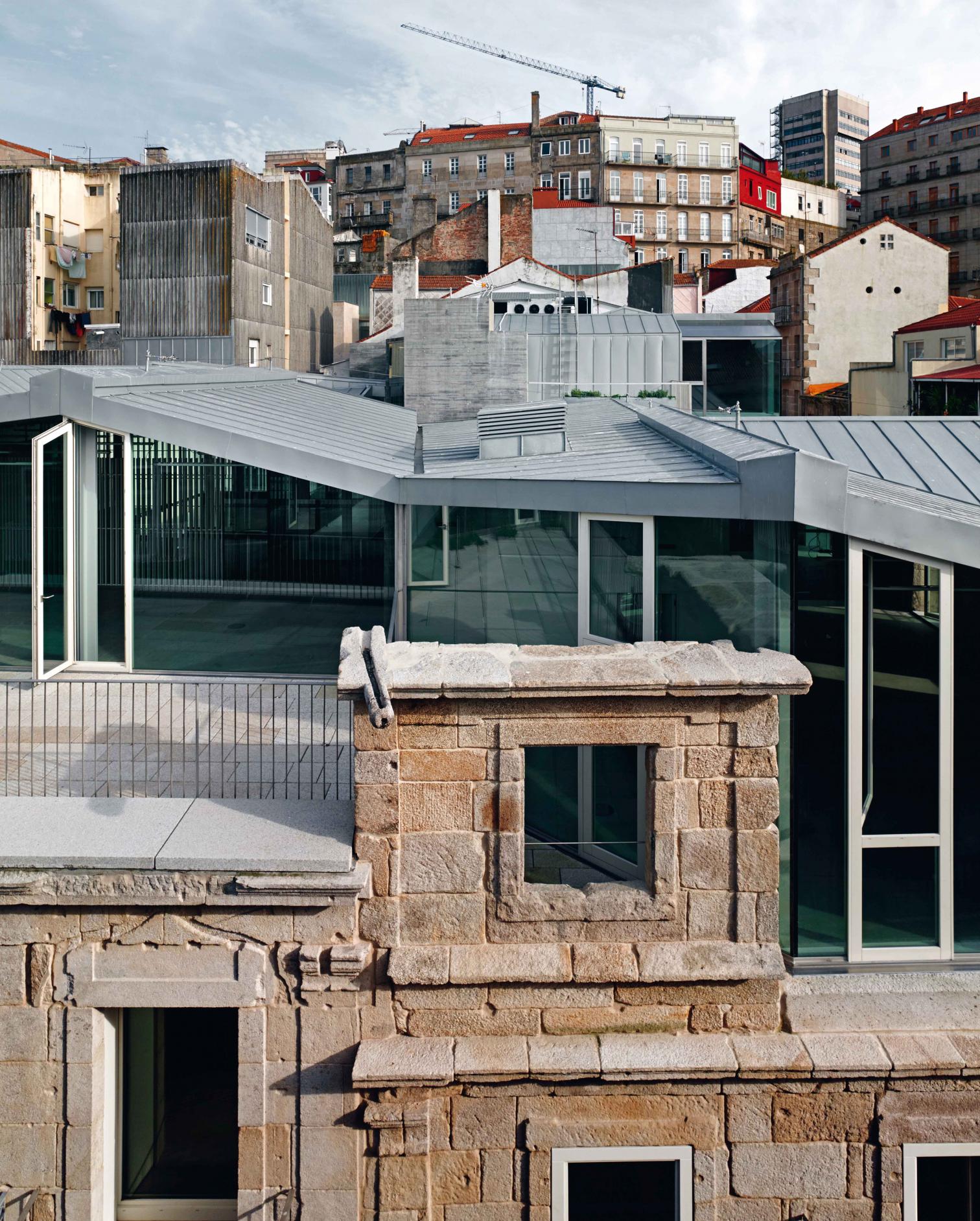 历史遗迹中的现代公共空间——西班牙比戈房产登记处新址-6