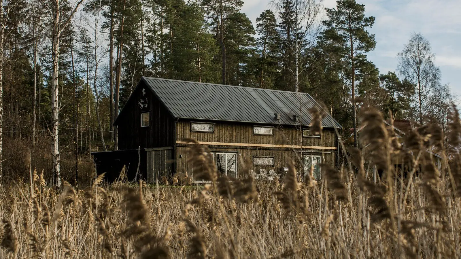 湖畔现代木质农舍-10