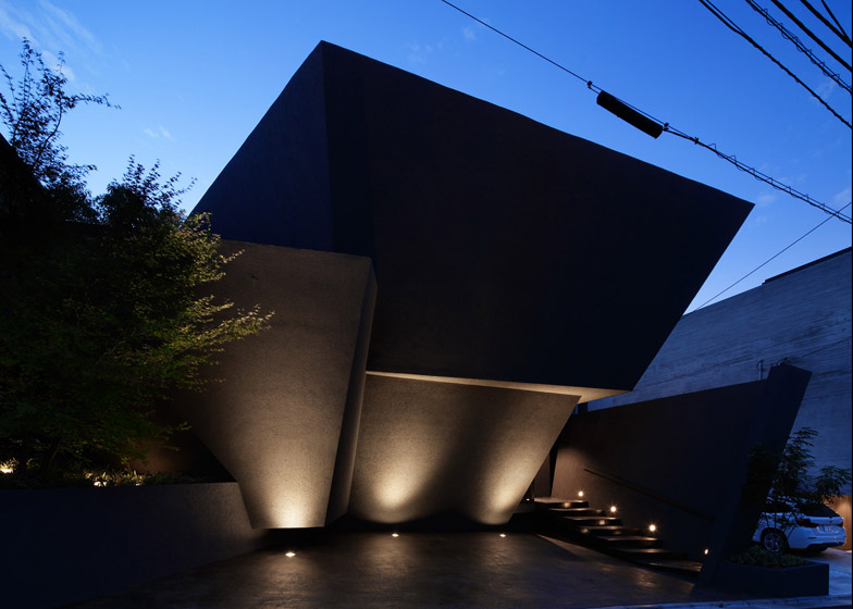 东京“黑棺材”住宅,封闭外表下的明亮空间-27