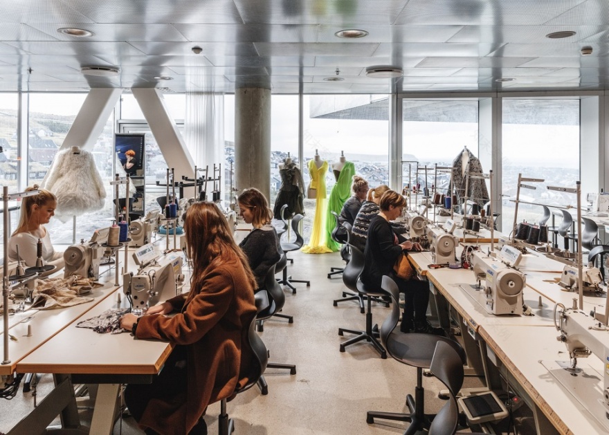 丹麦法罗群岛 Glasir 学院,自然景观中的教育中心-48