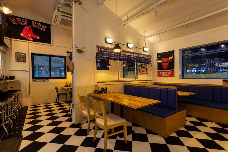 美式复古风 20 平米小咖啡馆设计-6