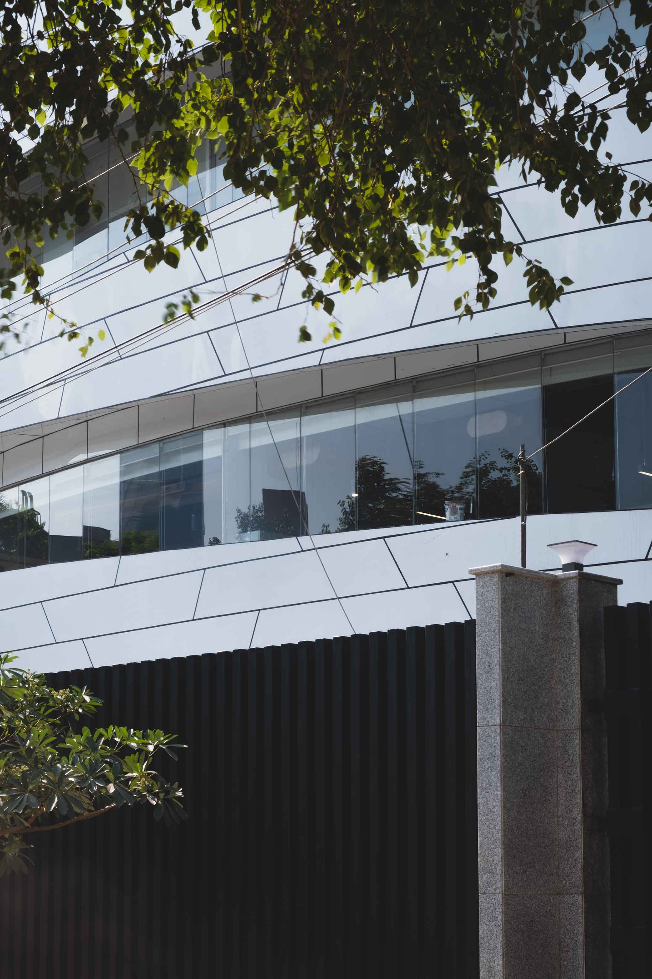 弧形铝板打造高效办公空间-12