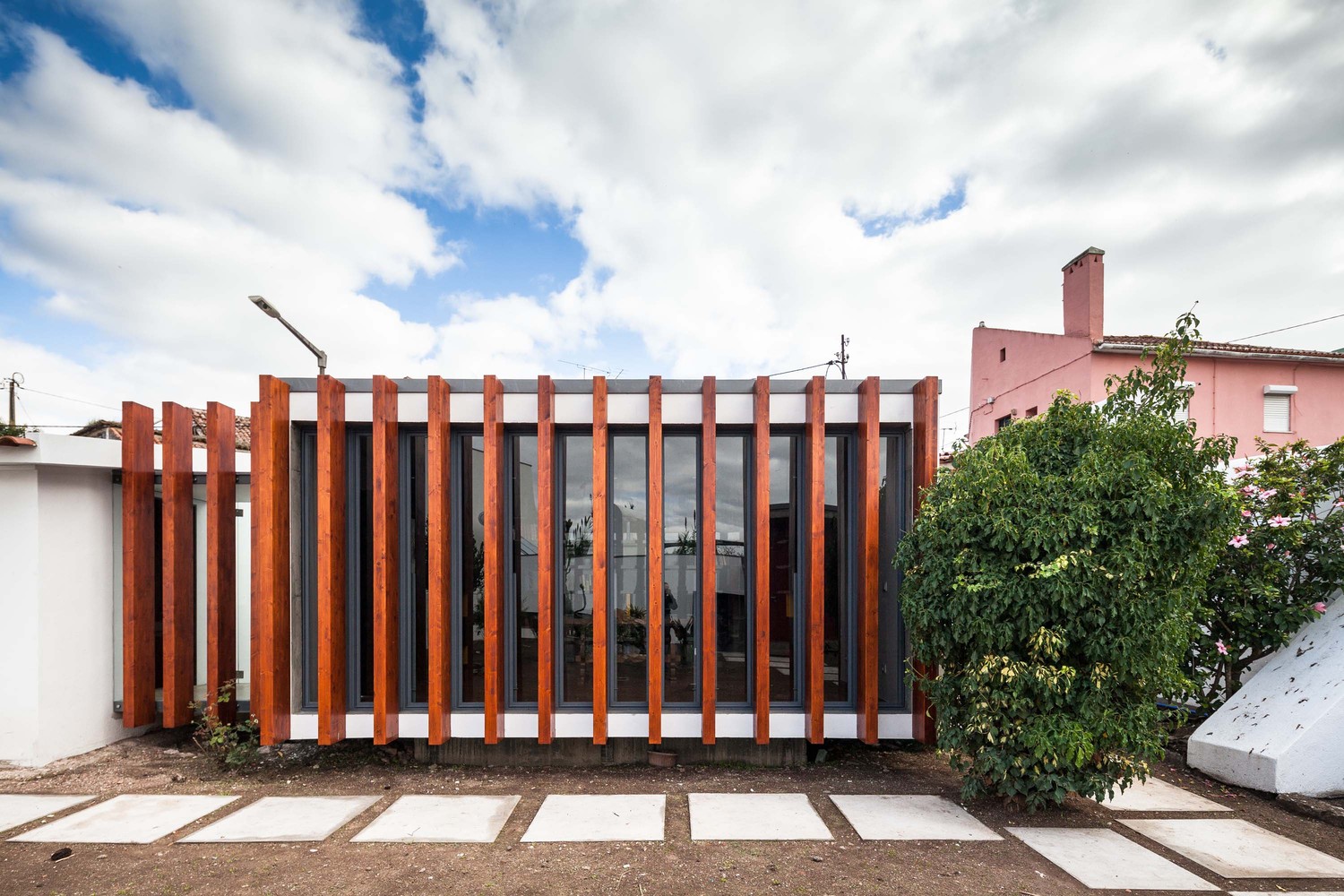 里斯本洛里什住宅 · 旧建筑新生命,彩色空间营造生活美学-19
