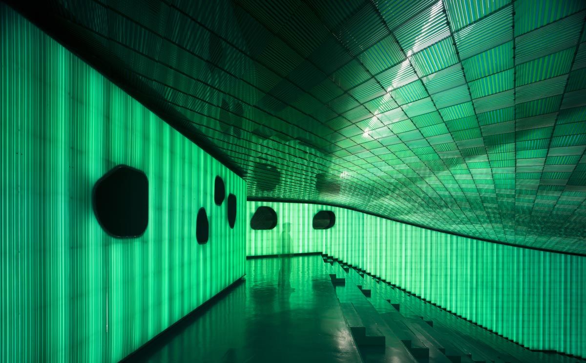 西班牙乡村大地上的悬浮会议中心-26