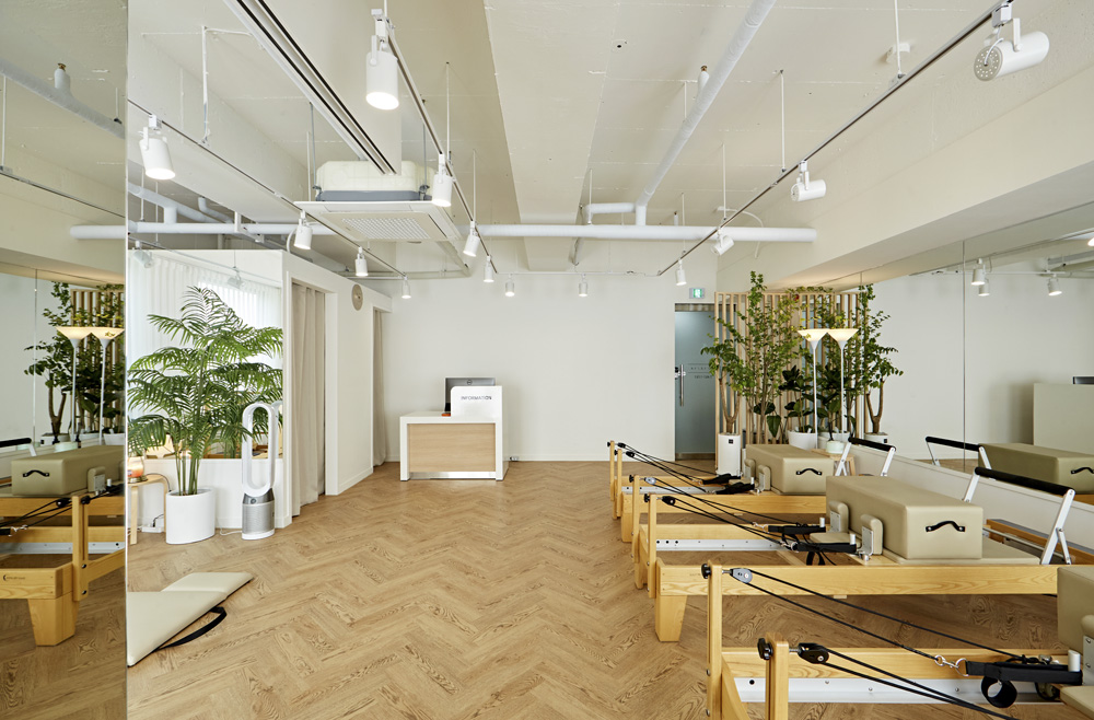 温馨舒适，20 平米白色与木质调的惬意空间-7