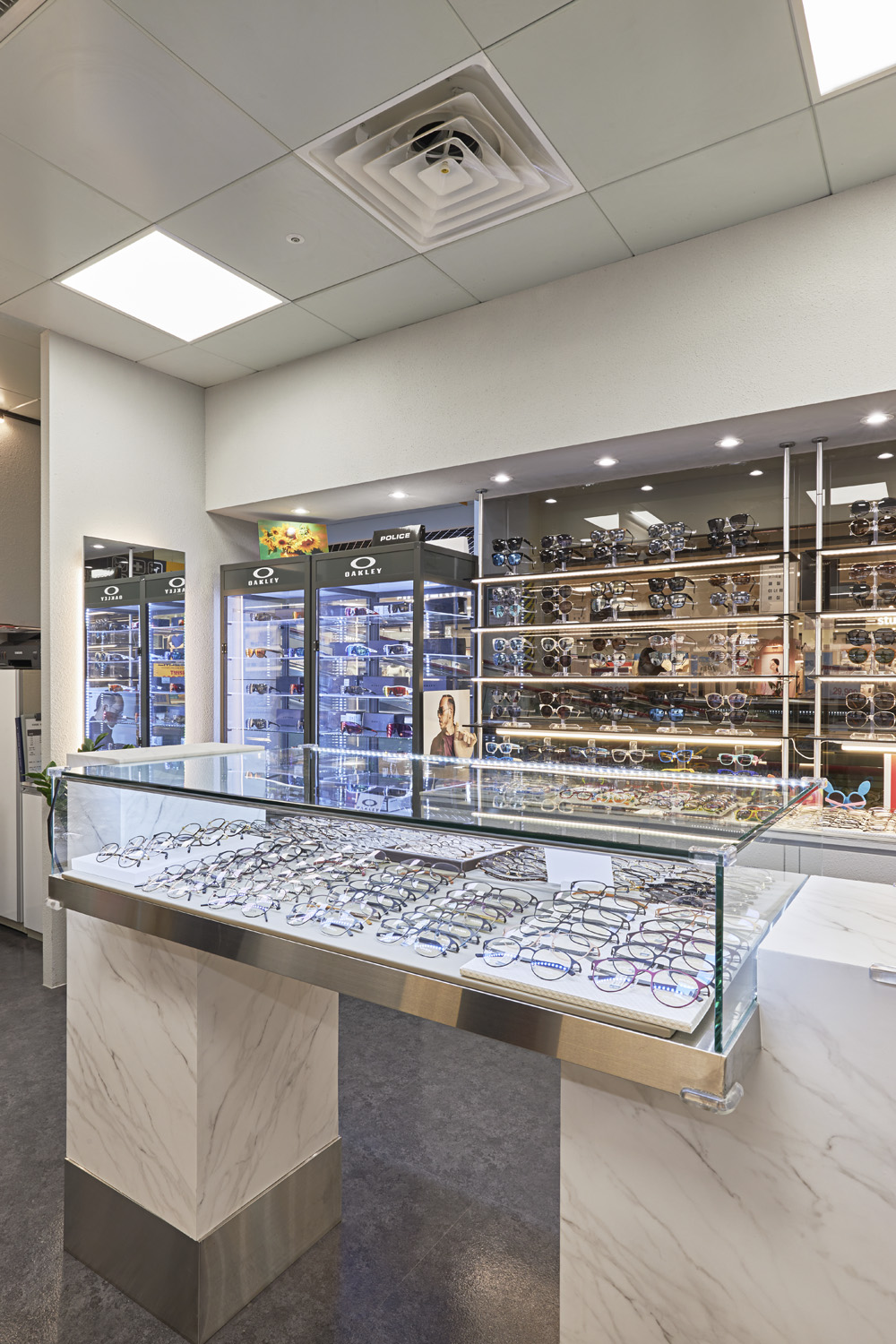 非洲风格眼镜店设计，白色调的时尚与纯净-13