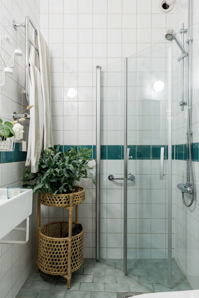 瑞典公寓的暗色调与亮丽装饰-17