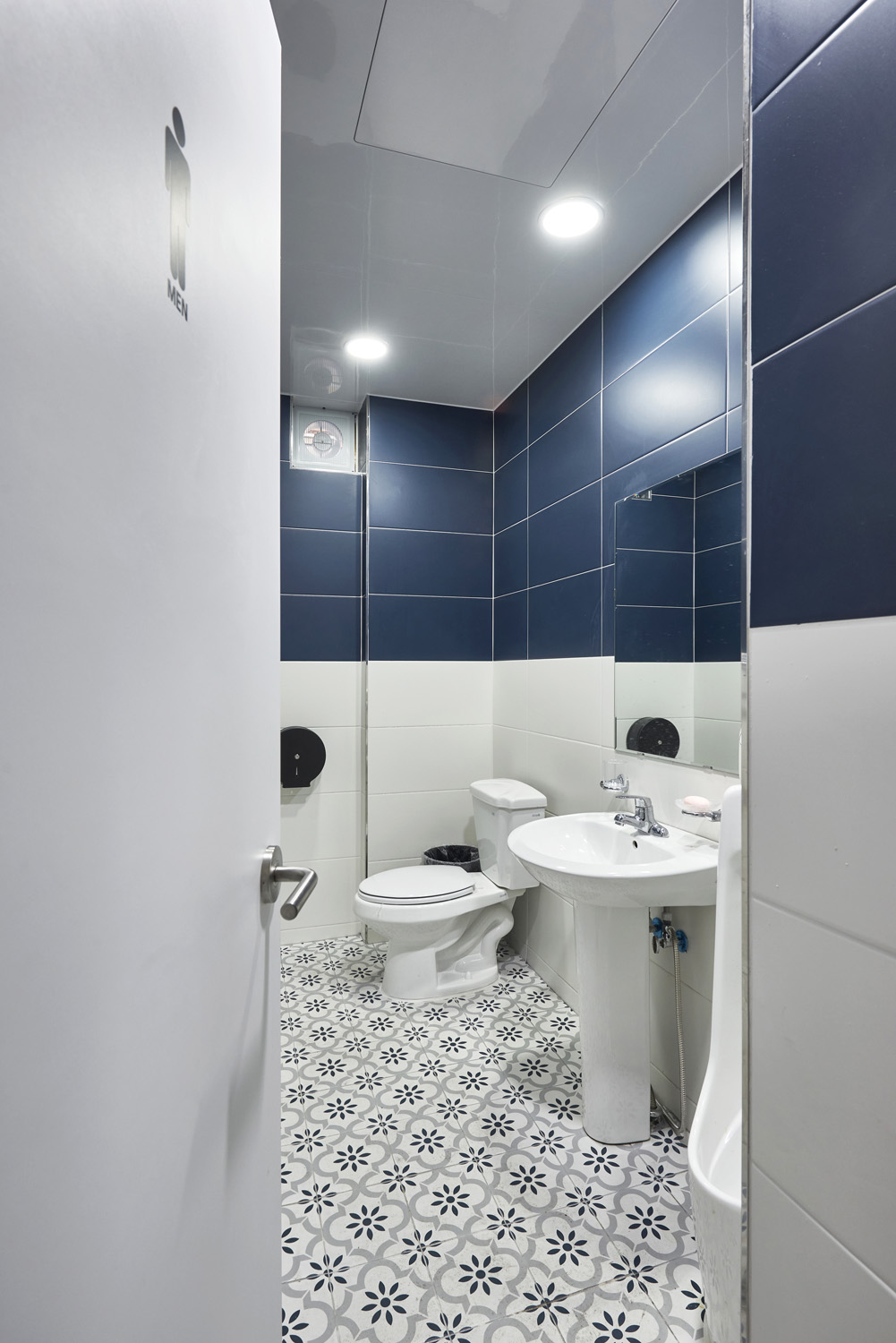 白色与木色交融的 60 平中式餐厅设计-14