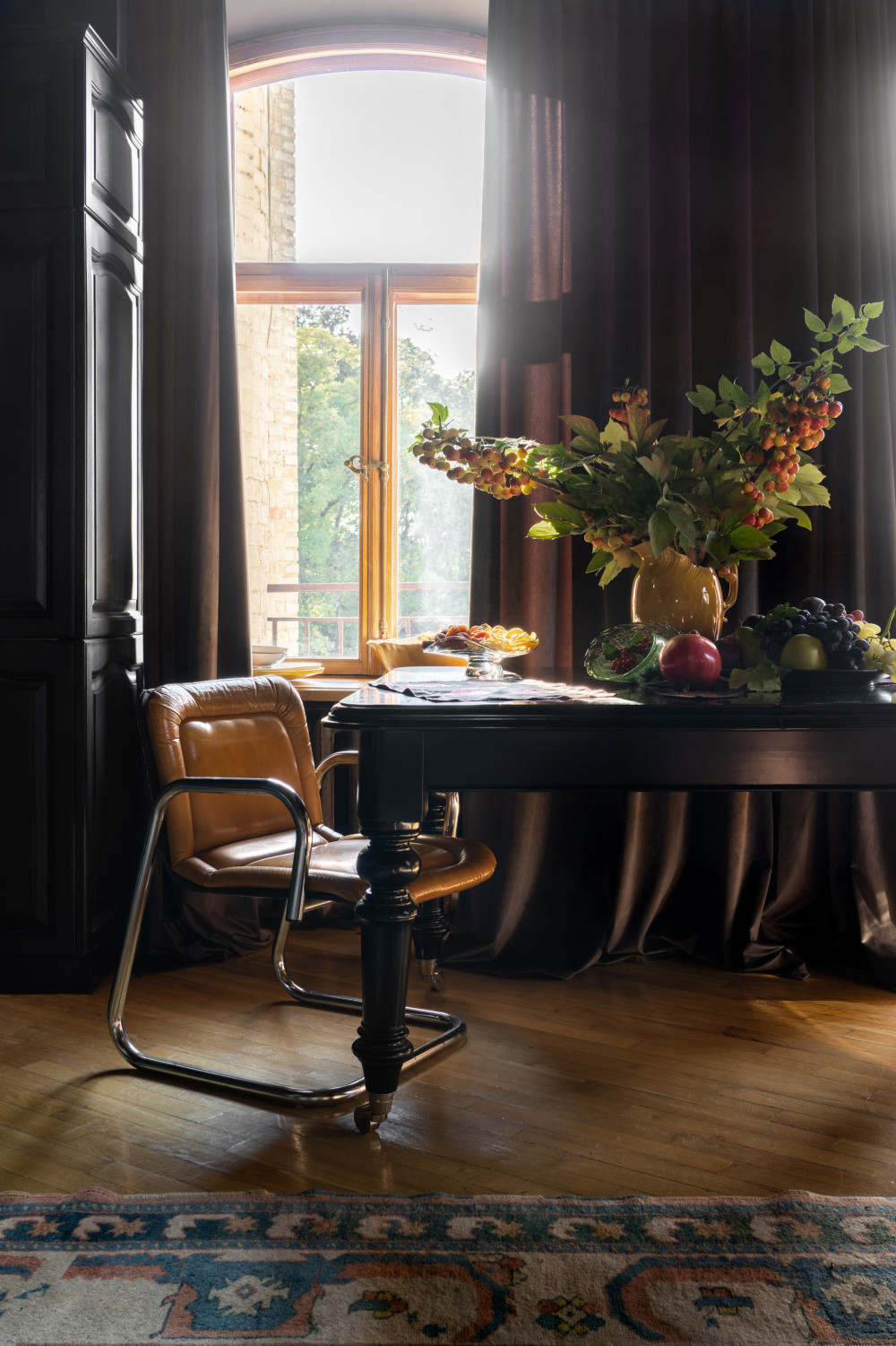 乌克兰历史公寓，古董家具打造精致闺房风格-18