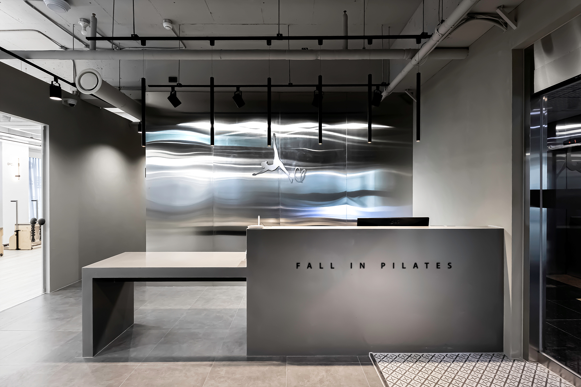 高级灰的 95 平米公寓 | 现代极简风的魅力-2