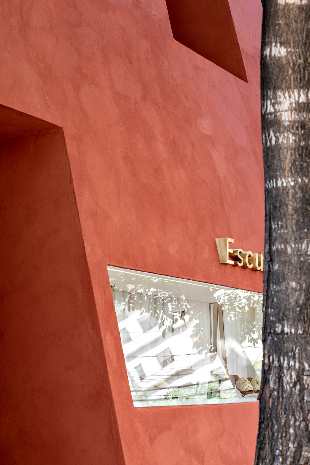 巴西极简皮包店,彰显永恒设计风格-17