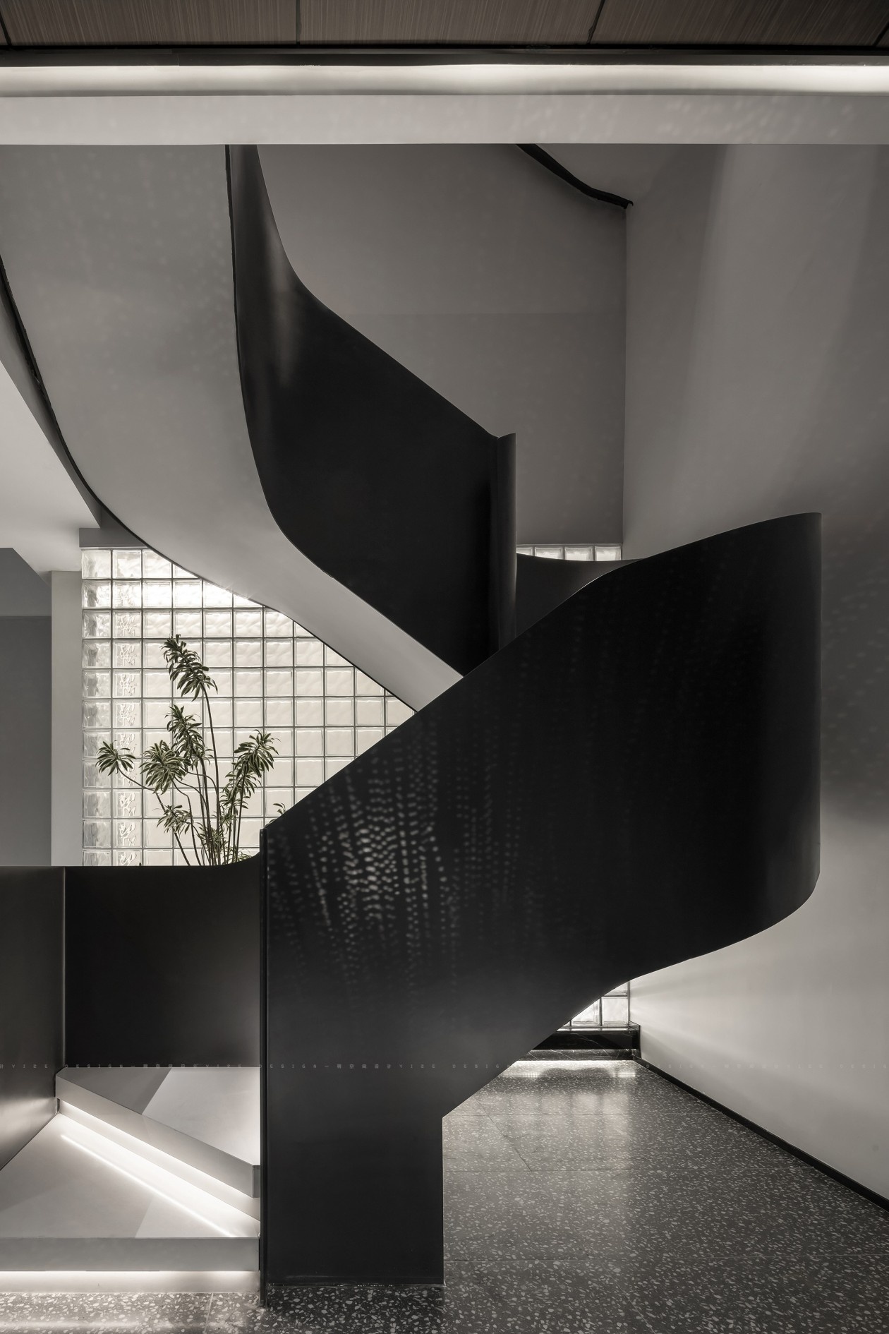 悬浮楼梯下的现代极简别墅设计丨中国杭州丨赵艺哲设计团队-8