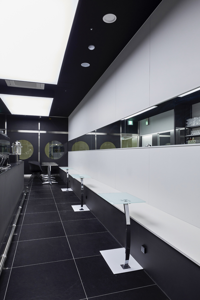 现代黑白灰 18 平米咖啡厅室内设计案例-9