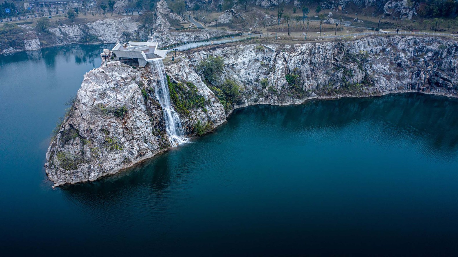 无锡清龙山公园多功能厅 · 矿坑奇迹与自然的和谐共生-30