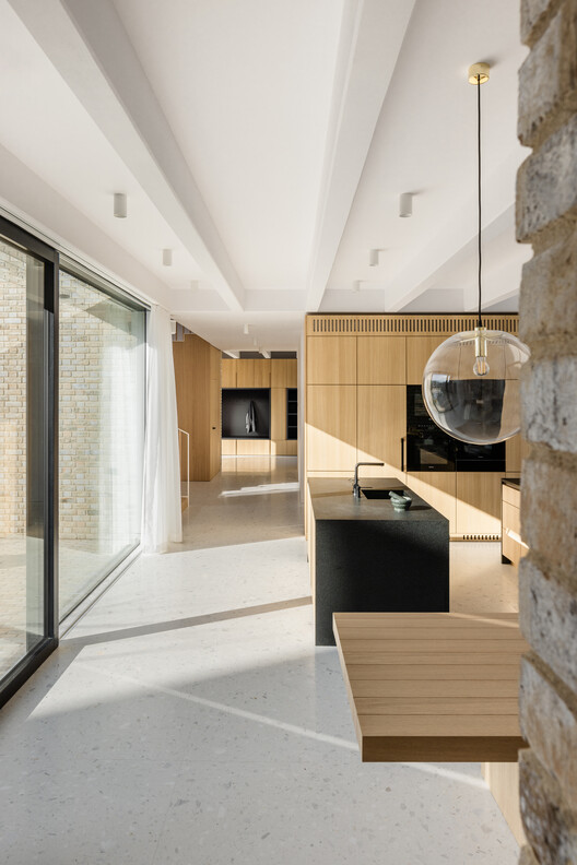 砖石之家 · 融合自然与现代的斯洛伐克家庭住宅丨斯洛伐克布拉迪斯拉发丨ARCHITEKTI mikulaj & mikulajova-6