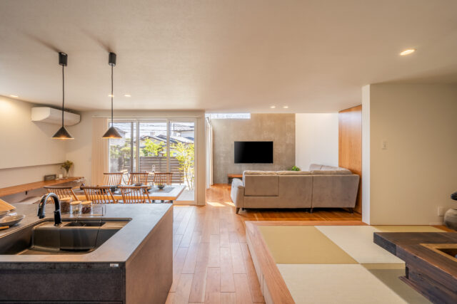 回遊動線と寛ぎの軒下テラスで,それぞれの暮らしを叶える二世帯の住まい丨日本宮城丨株式会社杜設計-43