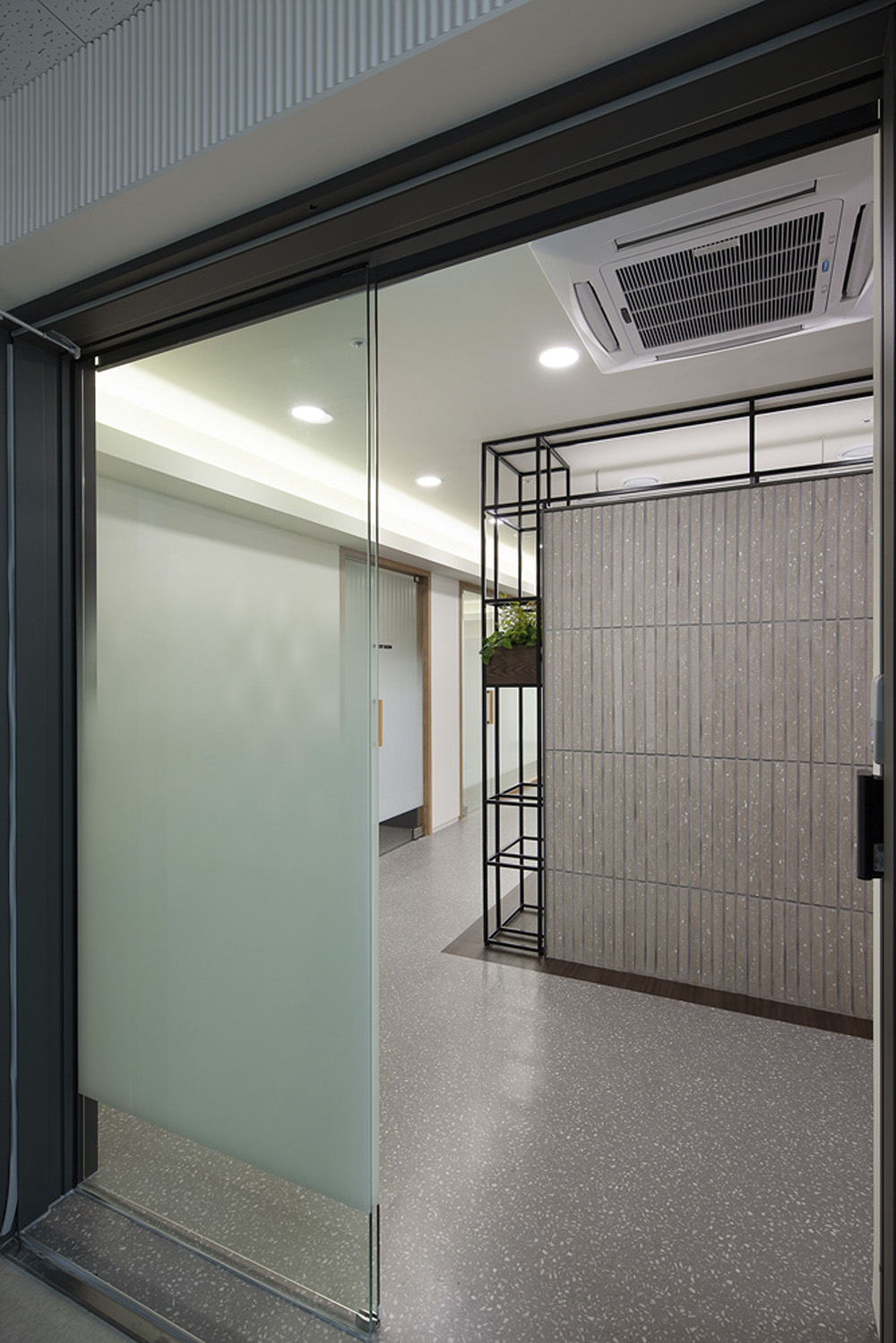 白色调打造 75 平米时尚办公空间-33