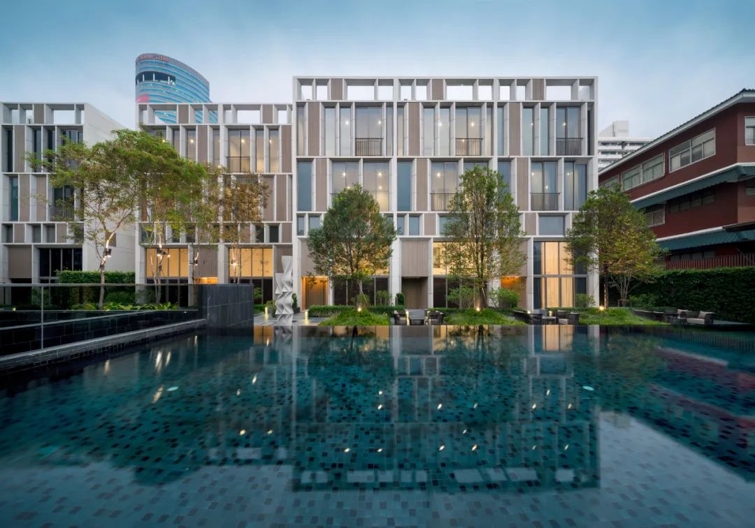 曼谷 Quarter 39 别墅景观 | 阶梯植栽与历史古树共生的绿色家园-4