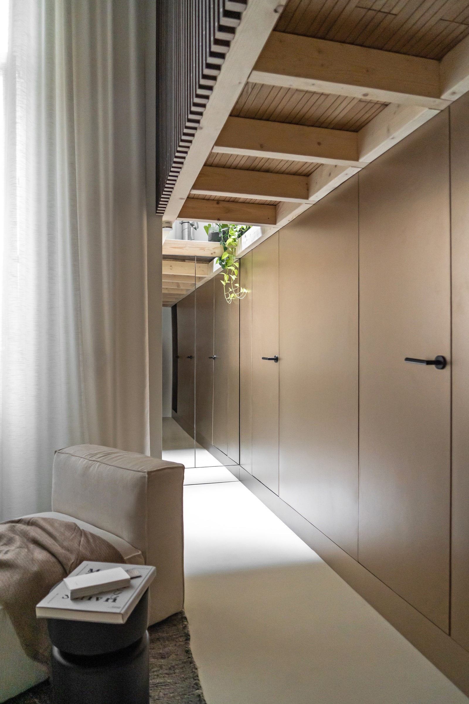 巴黎小户型公寓的细腻改造 | 光与材质的完美结合-12